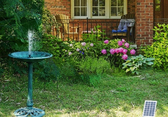 Personaliza y refresca tu jardín con una de estas fuentes solares