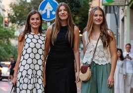 Doña Letizia posa con sus hijas.