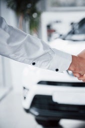 Quinto mes consecutivo en torno a las 100.000 ventas que se traduce en 708.139 entregas en 2025, un 14,3% más que en el mismo período de 2024