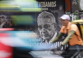 Un cartel en contra del expresidente colombiano Álvaro Uribe, en una calle de Bogotá.