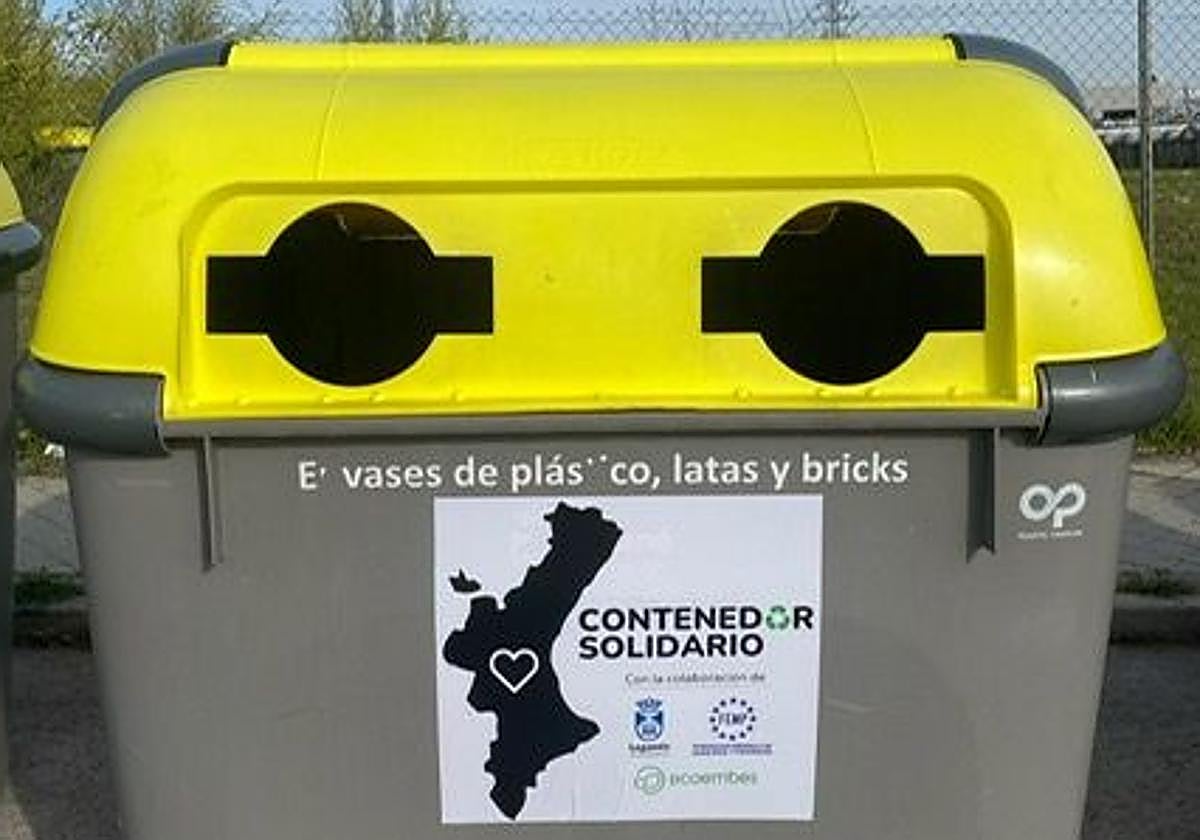 Los contenedores solidarios de la dana, con su distintivo.