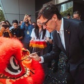 El presidente de la Generalitat, Salvador Illa, pinta sobre un dragón, durante su visita este viernes a Shangai.