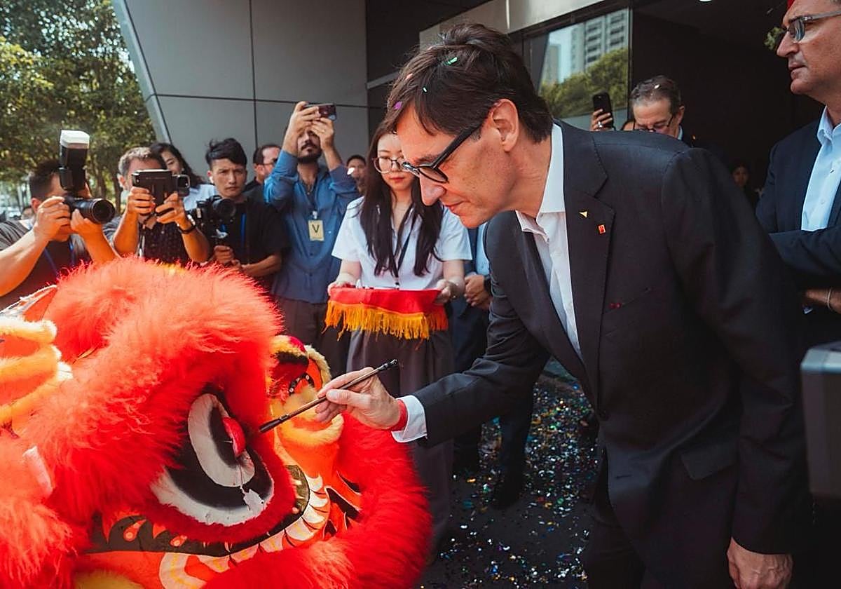 El presidente de la Generalitat, Salvador Illa, pinta sobre un dragón, durante su visita este viernes a Shangai (China).
