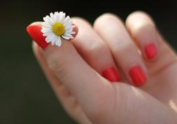 No, esas manchas blancas en las uñas no son falta de calcio