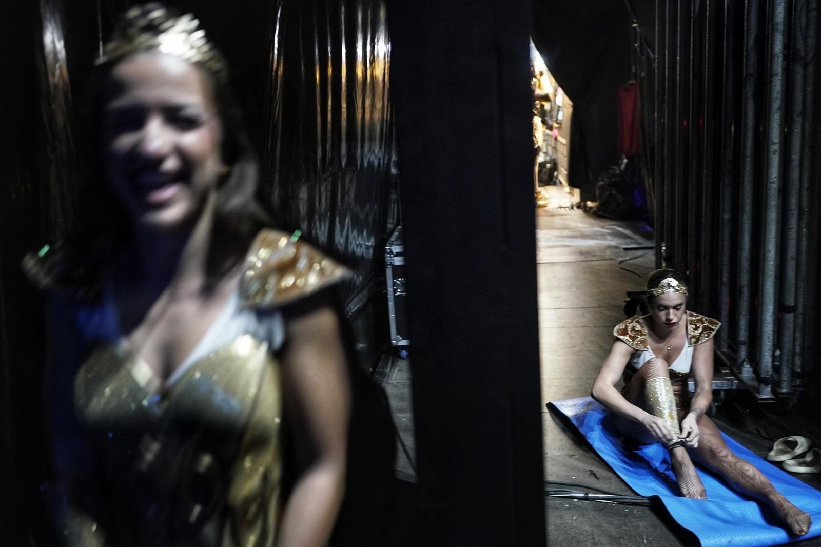 Entre bambalinas se desarrolla una actividad frenética, con continuos y rapidísimos cambios de vestuario.