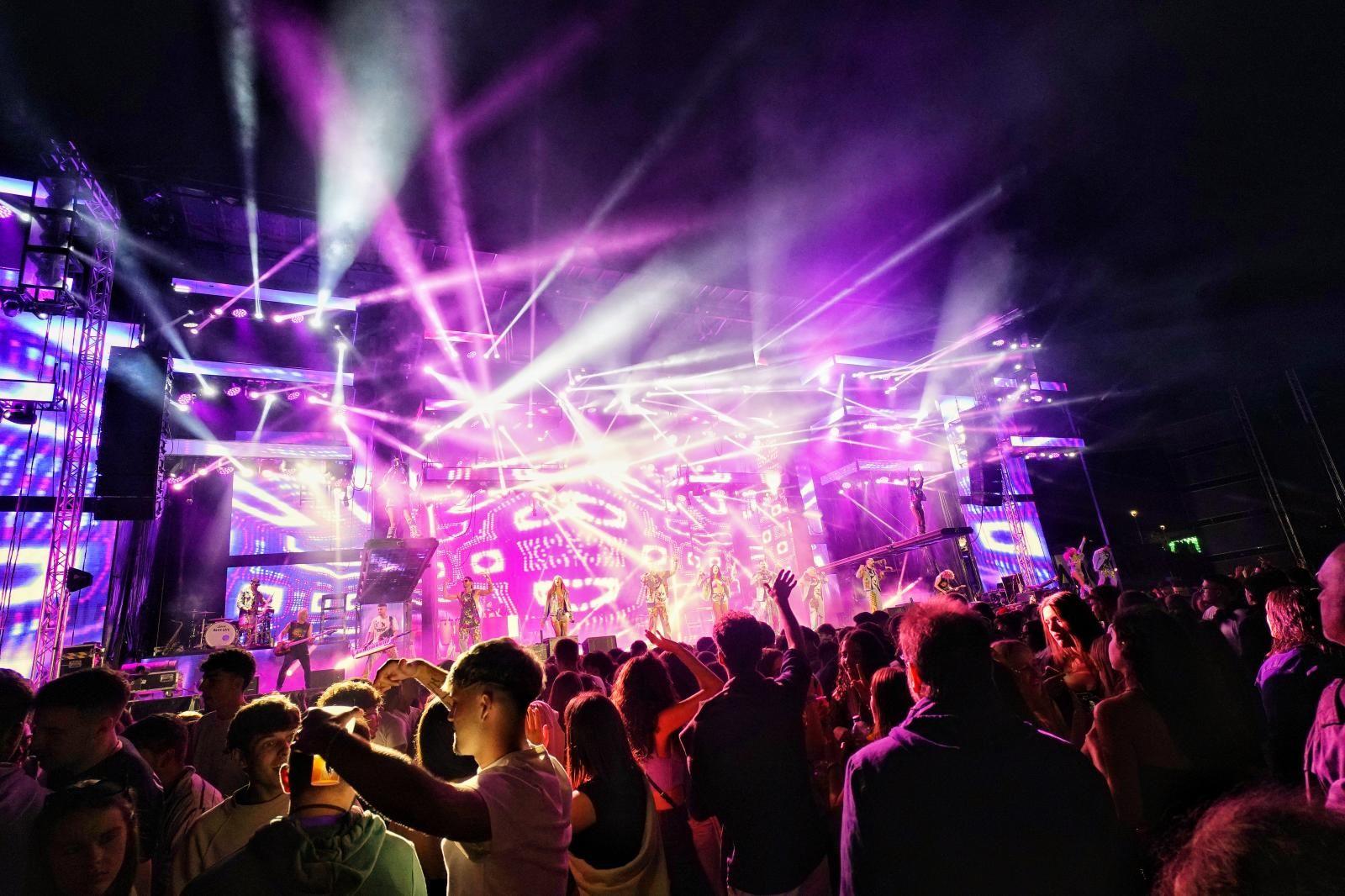 El público, ante el derroche de luz del escenario.