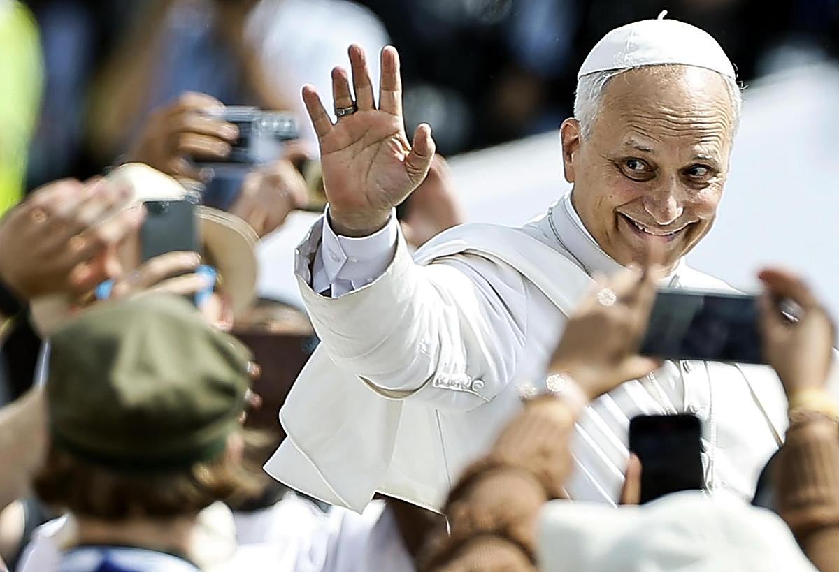 El Papa León XIV saluda este domingo a los fieles durante la Santa Misa con motivo del Jubileo de la Juventud.