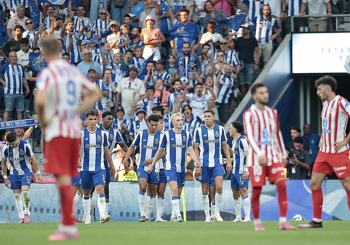 Jugadores del Atlético decepcionados contra el Oporto