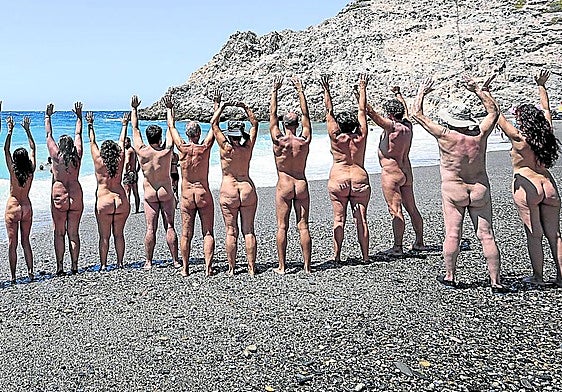 Nudistas en la playa granadina de Cantarriján, en la pedanía de La Herradura.