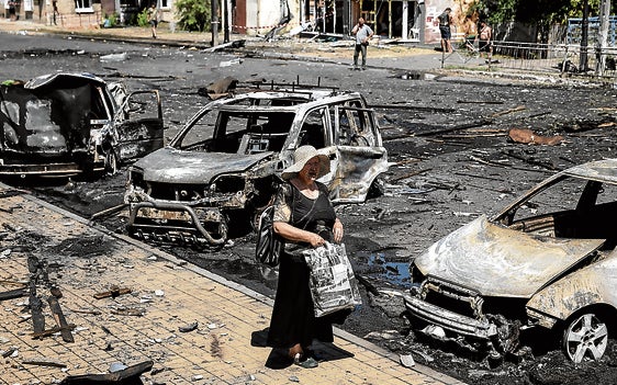 Vehículos destrozados por drones rusos en las calles de la ciudad ucraniana de Druzhkivka.