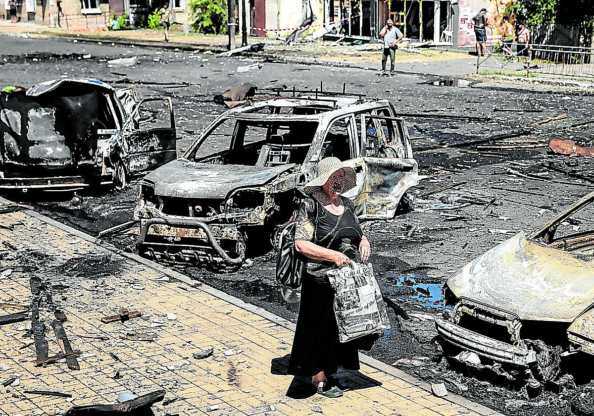 Vehículos destrozados por drones rusos en las calles de la ciudad ucraniana de Druzhkivka.