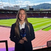 Alicia Arévalo posa antes de narrar un partido.