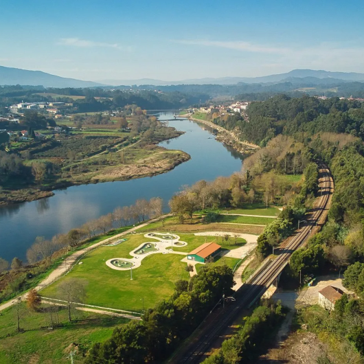 Este balneario al aire libre es el más grande de Galicia: con propiedades curativas y bañadas por el río Miño