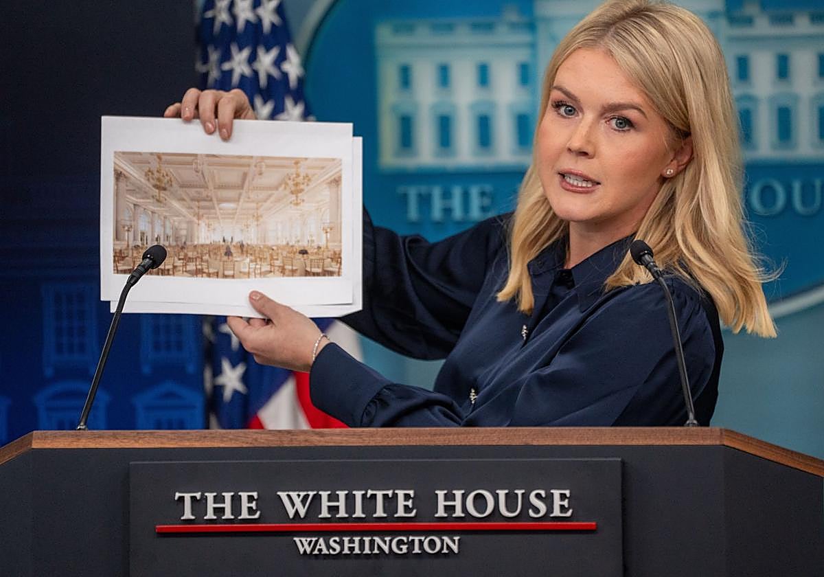 La portavoz de la Casa Blanca, Karoline Leavitt, muestra una recreación del futuro Salón de Baile de Estado.