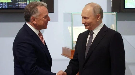 Steve Witkoff y Vladimir Putin en una reunión en abril de 2025 en San Petersburgo.
