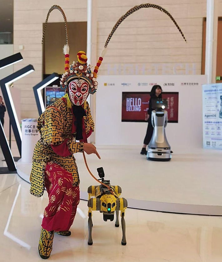 Imagen secundaria 2 - Un crío con su triciclo ante un cartel político ante las calles en Lhasa. La imagen de Xi Jinping en los autobuses, y una presentación en la feria FamTrip de Pekin.
