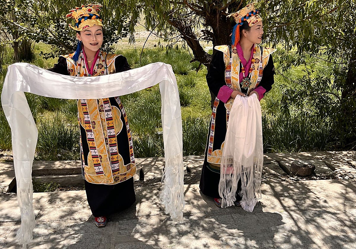 Imagen principal - El 'Katha' que se ofrece a los visitantes como símbolo de amistad y gratitud. Agasajo a los turistas ante el lago Yamdrok y dos campesinas ante el glacial de Karol-La, a más de 5.000 metros de altitud.