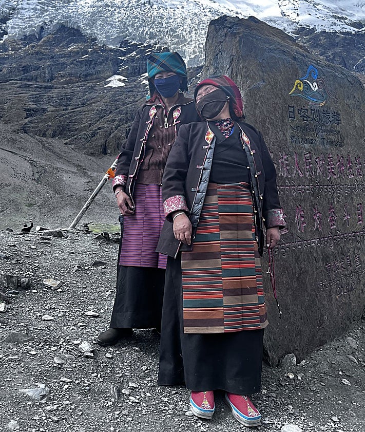 Imagen secundaria 2 - El 'Katha' que se ofrece a los visitantes como símbolo de amistad y gratitud. Agasajo a los turistas ante el lago Yamdrok y dos campesinas ante el glacial de Karol-La, a más de 5.000 metros de altitud.