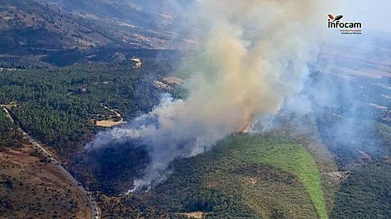 Confinadas 600 personas en dos balnearios de Albacete por un incendio forestal
