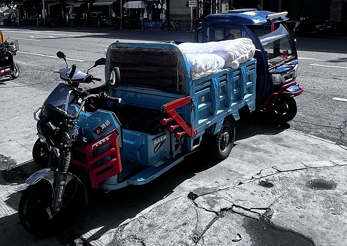 Imagen secundaria 1 - Un campesino en una caballería en la ribera del sagrado lago Yamdrock. Motocarros eléctricos en las calles de Shigatse. Clientes tibetanos en restaurante popular de Lhasa, en el barrio de Barkhor, donde se consume te con 'ghee', matequilla de yak. 