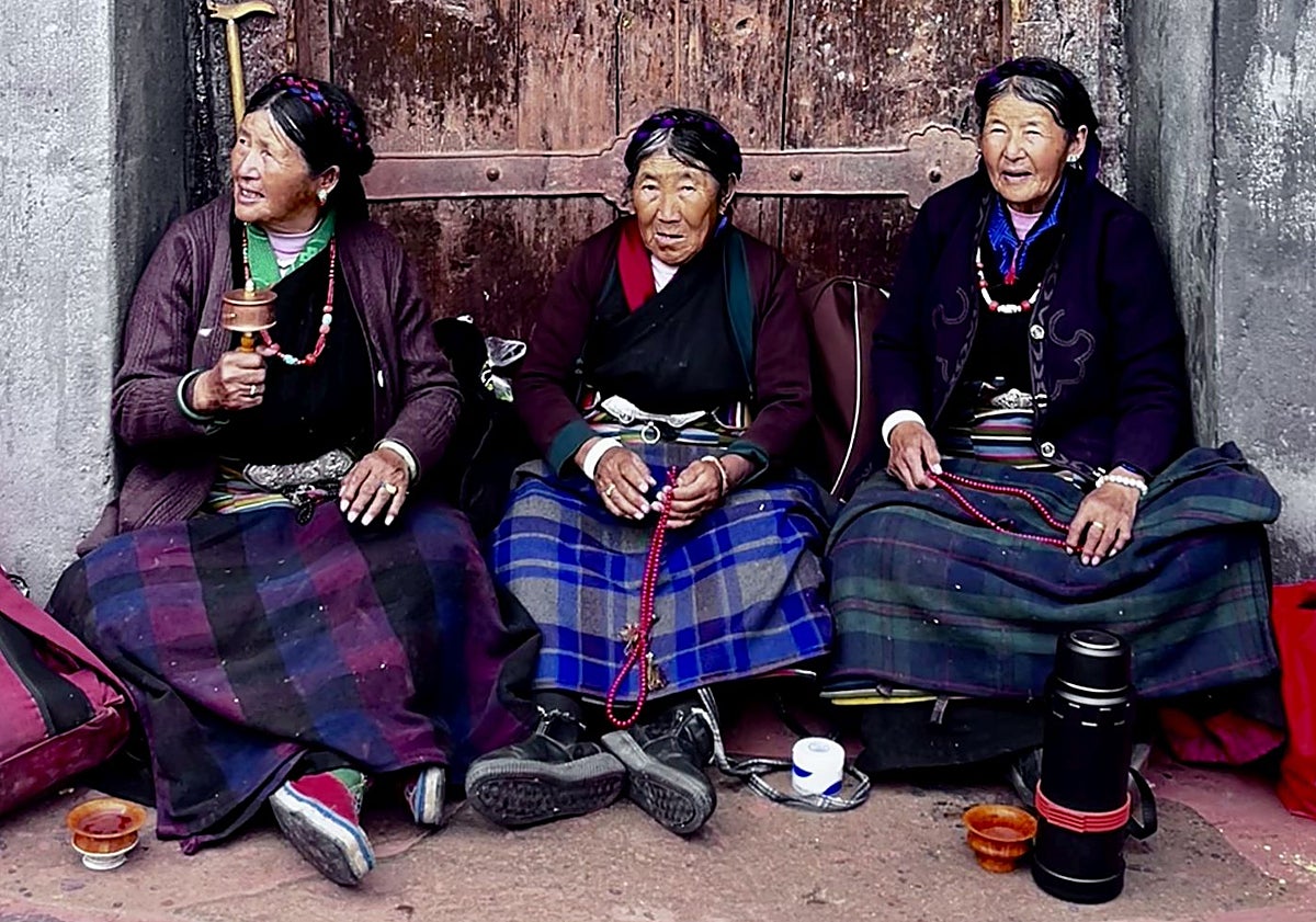 Imagen principal - Peregrinos y monjes en el inmenso santuario budista de Tashi Lhunpo, a los pies de la montaña de Nyima. 