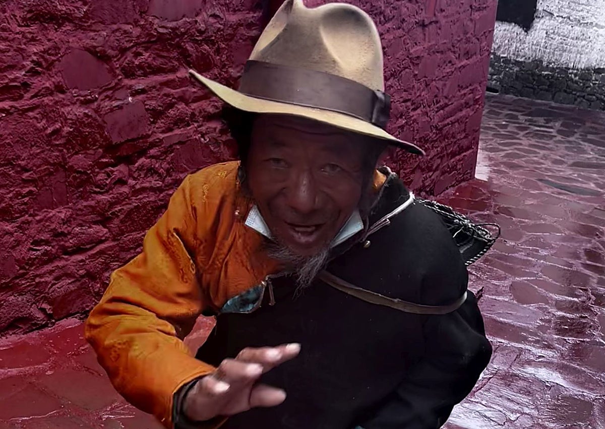 Imagen secundaria 1 - Peregrinos y monjes en el inmenso santuario budista de Tashi Lhunpo, a los pies de la montaña de Nyima. 