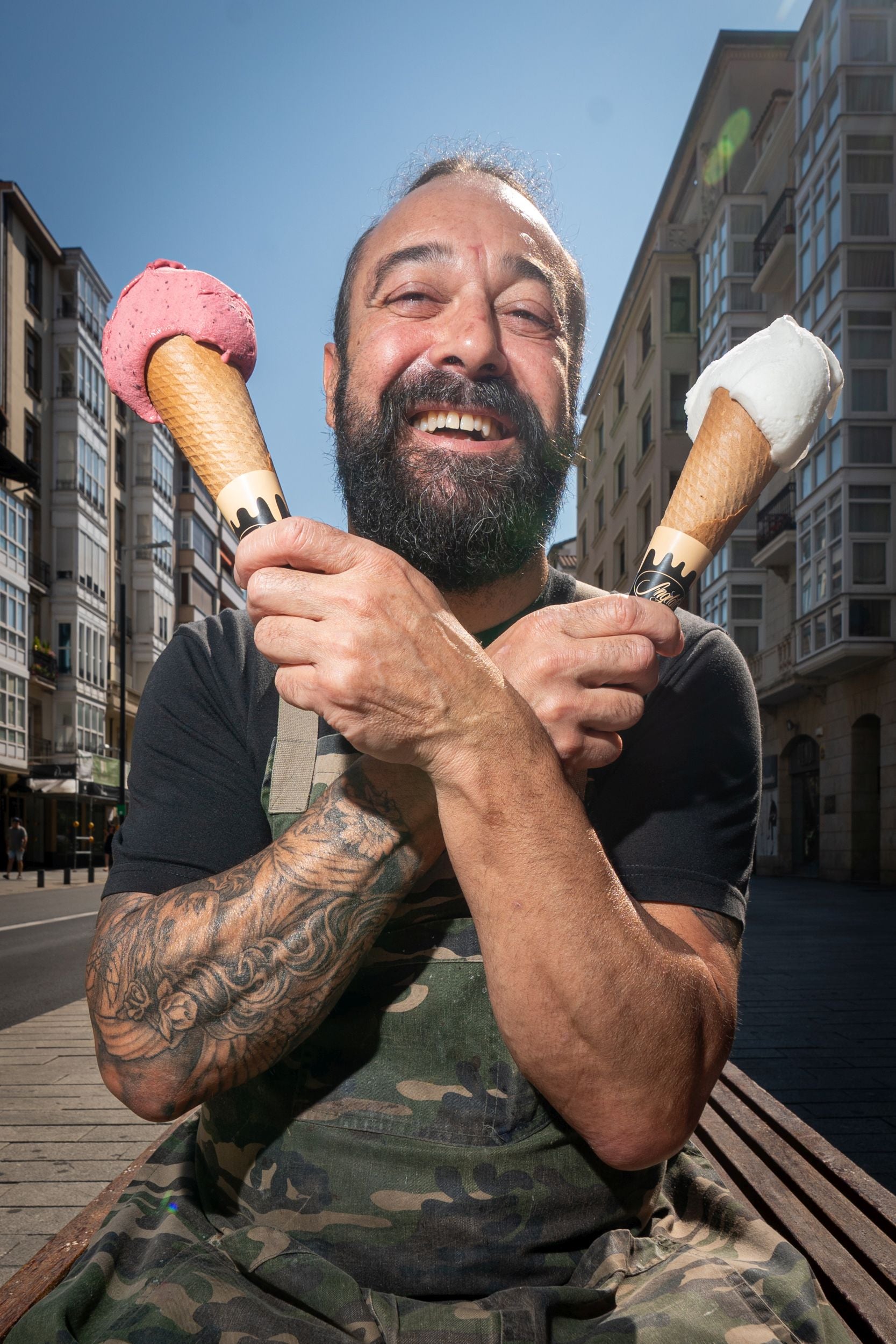 Ángel Vicente muestra dos de sus exquisitas creaciones.