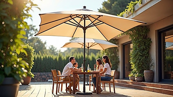 Las mejores sombrillas de terraza para disfrutar del exterior sin achicharrarte