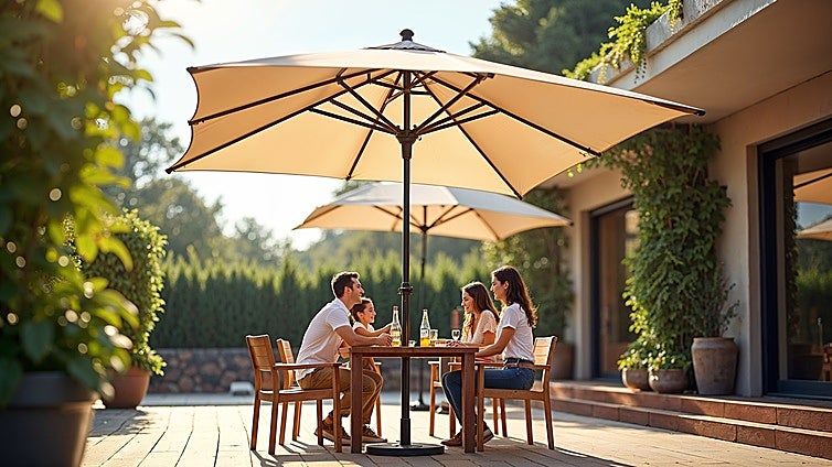 Las mejores sombrillas de terraza para disfrutar del exterior sin achicharrarte