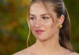 La princesa Leonor se pone en Marivent el vestido que la reina Letizia agotó en horas: guapísima con escote bardot