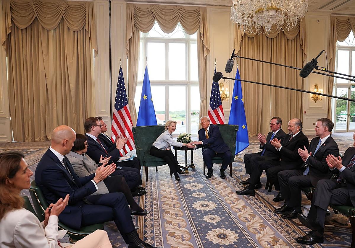 La presidenta de la Comisión Europea, Ursula von der Leyen, junto al presidente de Estados Unidos, Donald Trump, en la firma del acuerdo comercial