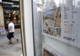 Un anuncio de vivienda en venta en una inmobiliaria de A Coruña.