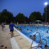 Piscina municipal andaluza abierta de noche.