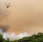 Varios helicópteros trabajando en el incendio de Tarifa.