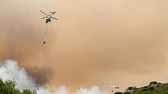 Más de cien efectivos siguen trabajando en el incendio de Tarifa, provocado por una autocaravana