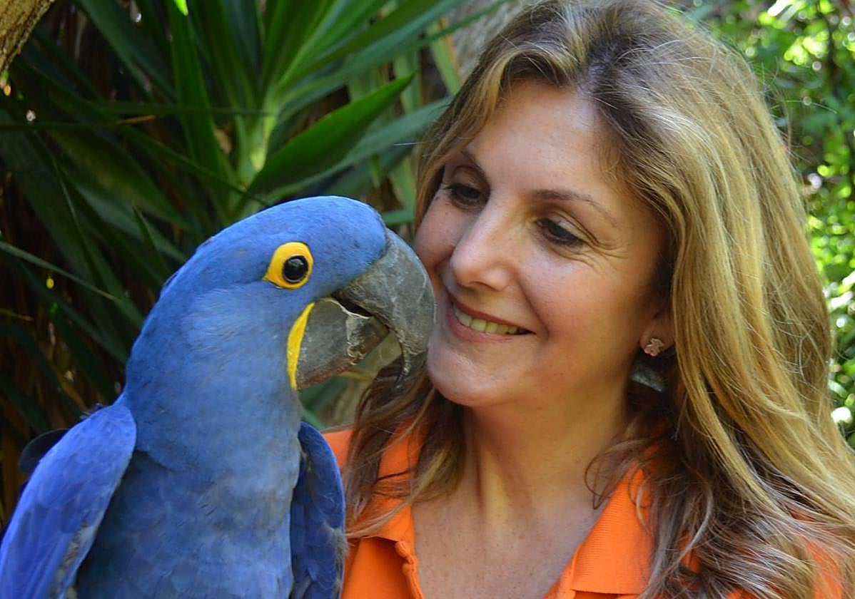 Montse lleva tres décadas entrenando y educando aves.