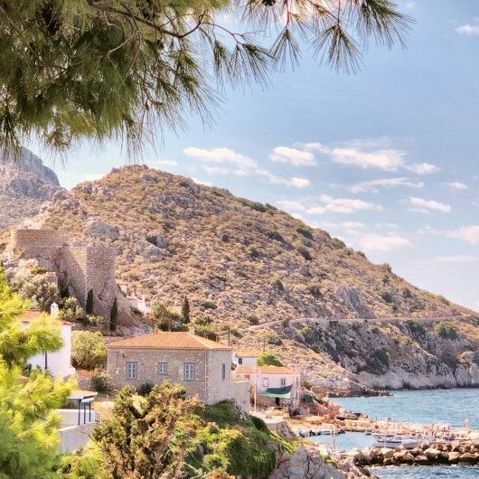 Esta es la isla griega sin coches que ha enamorado a la alta sociedad: un paraíso inexplorado con aguas cristalinas