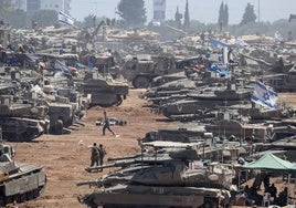 Unidades blindadas del ejército israelí estacionadas en la frontera con Gaza.