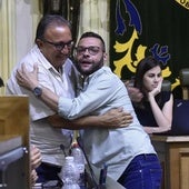 El edil de Hacienda y el de Vox se abrazan, este miércoles, con la alcaldesa (derecha), en el Pleno en el que se aprobaron los Presupuestos.