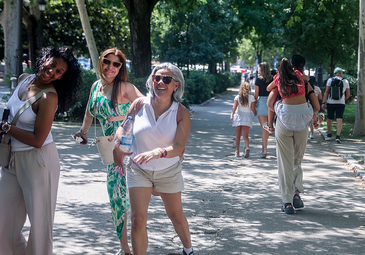 Varios grupos de ciudadanos pasean por el parque madrileño del Retiro.