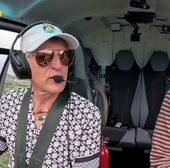 Jesús Calleja (i), en el helicóptero que le lleva de pueblo en pueblo de la España rural para su programa 'Volando voy'
