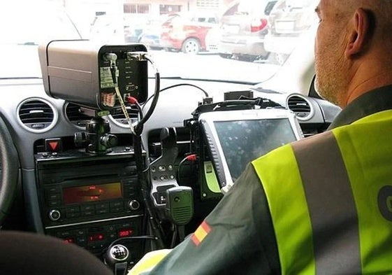 La Guardia Civil comprueba la velocidad capatada por el radar