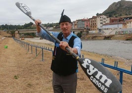 Feliz, con remo, chaleco y montera picona a orillas del Sella.
