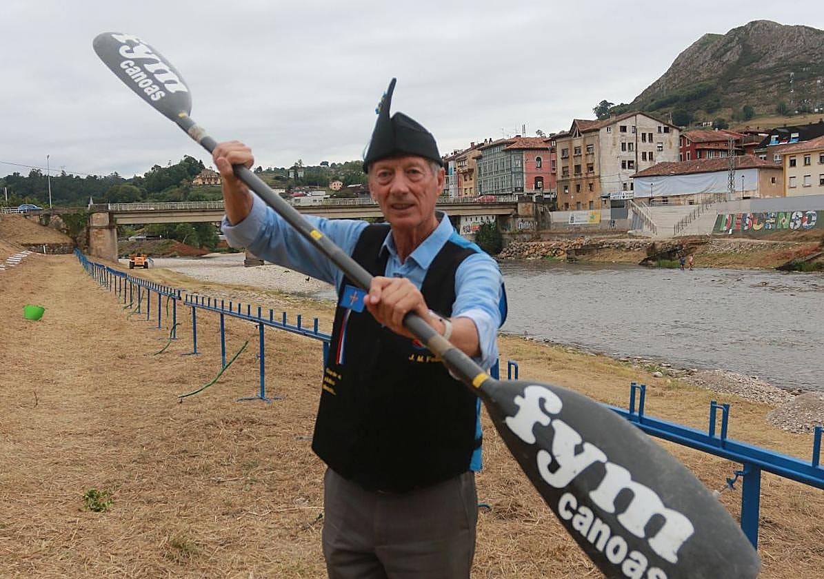 Feliz, con remo, chaleco y montera picona a orillas del Sella.