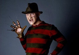 Robert Englund, como Freddy Krueger.