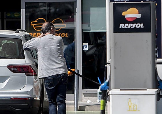 Una persona reposta en una gasolinera en Arganda del Rey (Madrid)