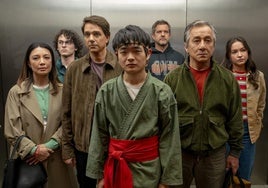 De izquierda a derecha, Ming-Na Wen, Wyatt Oleff, Ralph Macchio, Ben Wang, Joshua Jackson, Jackie Chan y Sadie Stanley.