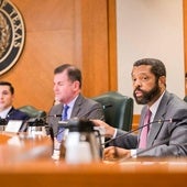 Borris Miles, senador demócrata por Texas, interviene ante un comité especial por el nuevo mapa electoral.