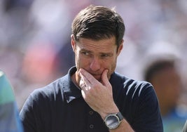 Xabi Alonso, pensativo durante un entrenamiento del Real Madrid.