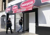 Llegada de la Policía al establecimiento en Las Cabezas de San Juan donde se produjo el tiroteo.